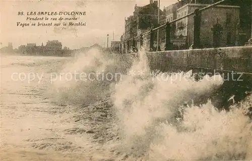 AK / Ansichtskarte Les_Sables d_Olonne Pendant le raz de maree vague se brisant sur le remblai Les_Sables d_Olonne