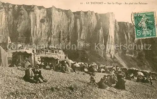 AK / Ansichtskarte Le_Treport Sur la Plage Au pied des Falaises Le_Treport