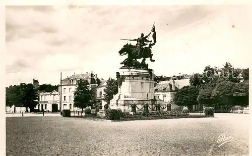 AK / Ansichtskarte Chinon_Indre_et_Loire Statue de Jeanne d`Arc Chinon_Indre_et_Loire