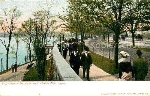 AK / Ansichtskarte New_York_City Riverside Park and Drive New_York_City