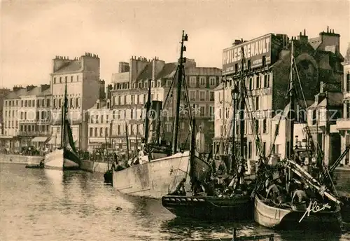 AK / Ansichtskarte Cherbourg Barques de peche et chalutiers dans l Avant Port 