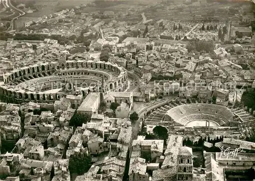 AK / Ansichtskarte Arles_Bouches du Rhone Les arenes et le theatre antique vue aerienne Arles_Bouches du Rhone