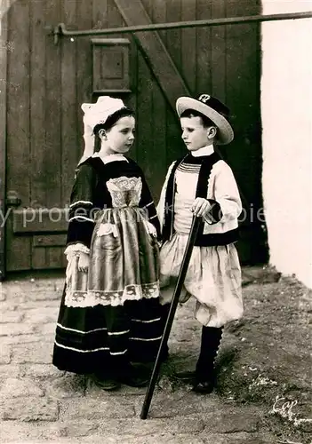 AK / Ansichtskarte Quimperle Costumes Scenes et Types bretons Trachten Quimperle