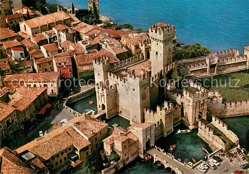 AK / Ansichtskarte Sirmione_Lago_di_Garda Castello Scagliero Fliegeraufnahme Sirmione_Lago_di_Garda