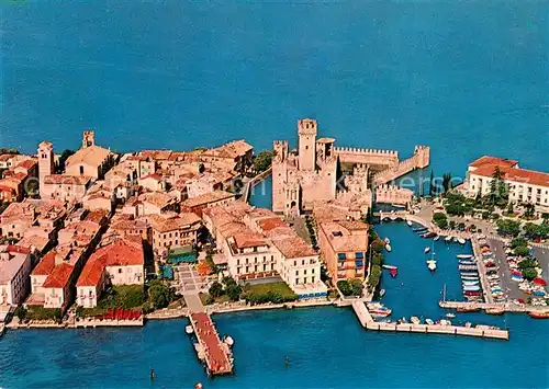 AK / Ansichtskarte Sirmione_Lago_di_Garda Castello Scagliero Fliegeraufnahme Sirmione_Lago_di_Garda