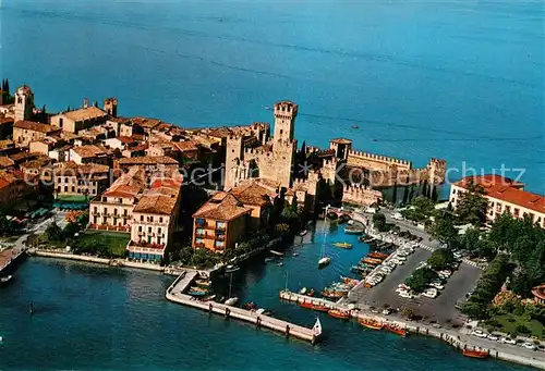 AK / Ansichtskarte Sirmione_Lago_di_Garda Castello Scagliero Fliegeraufnahme Sirmione_Lago_di_Garda