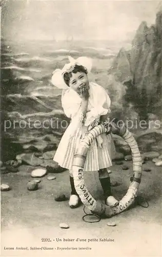 AK / Ansichtskarte Les_Sables d_Olonne Un baiser d une petite Sablaise Les_Sables d_Olonne