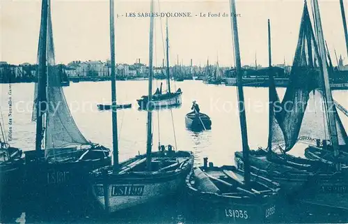 AK / Ansichtskarte Les_Sables d_Olonne Le fond du port Barques de peche Les_Sables d_Olonne