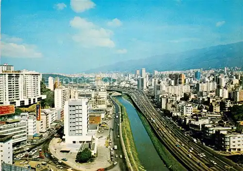 AK / Ansichtskarte Caracas Eastern Highway and river Guaire Fliegeraufnahme Caracas