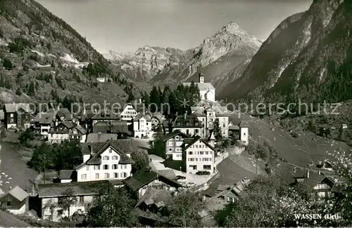 AK / Ansichtskarte Wassen_UR Ortsansicht mit Kirche Alpenpanorama Wassen_UR