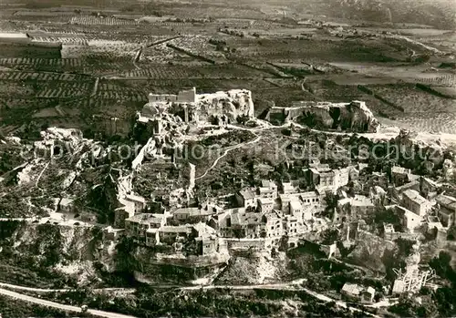 AK / Ansichtskarte Les_Baux de Provence Le village et les ruines vue aerienne Les_Baux de Provence