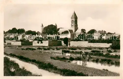 AK / Ansichtskarte Noirmoutier en l_Ile Vue generale sur lEglise et le Chateau Noirmoutier en l_Ile