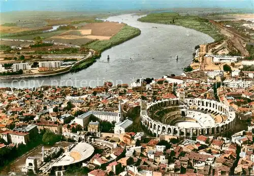 AK / Ansichtskarte Arles_Bouches du Rhone La ville et l Arenes d Arles vue aerienne Arles_Bouches du Rhone