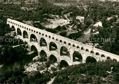 AK / Ansichtskarte Pont du Gard Aqueduc Romain sur le Gard vue aerienne Pont du Gard