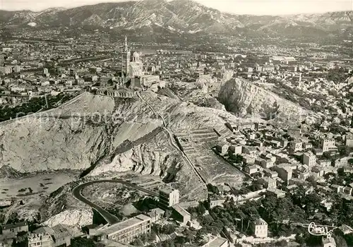 AK / Ansichtskarte Marseille_Bouches du Rhone Basilique de Notre Dame de la Garde et la ville vue aerienne Marseille