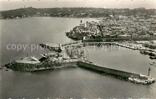 AK / Ansichtskarte Antibes_Alpes_Maritimes Vue aerienne dAntibes du Port des Remparts et du Cap Antibes_Alpes_Maritimes