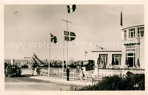 AK / Ansichtskarte Deauville sur Mer Un coin de la Plage au Yacht Club 