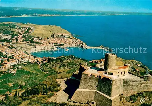 AK / Ansichtskarte Collioure Fort Saint Elme dominant le port et la ville Cote Vermeille vue aerienne Collioure
