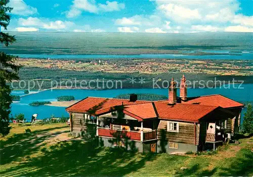 AK / Ansichtskarte Dalarna Chalet at the summit of Gesundaberget with a view over Solleroen Dalarna
