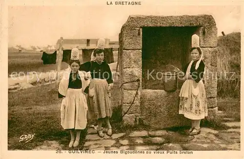 AK / Ansichtskarte Guilvinec_29 Jeunes Bigoudenes au vieux Pults breton 