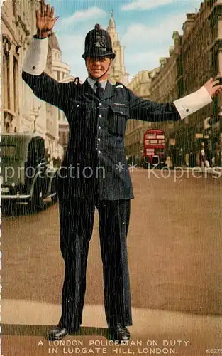 AK / Ansichtskarte London A London Policeman on Duty in Ludgate Hill London