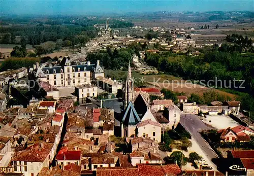 AK / Ansichtskarte Cadillac_sur_Garonne Vue generale aerienne Leglise et le chateau Cadillac Cadillac_sur_Garonne