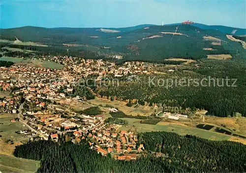 AK / Ansichtskarte Braunlage mit Wurmberg und Brocken im Hintergrund Fliegeraufnahme Braunlage