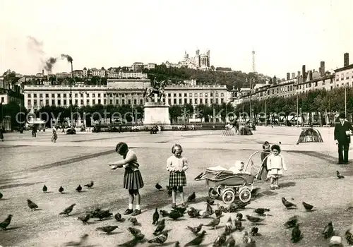 AK / Ansichtskarte Lyon_France Place Bellecour Lyon France