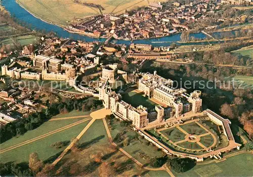 AK / Ansichtskarte Windsor_Castle Aerial view from south east Windsor_Castle