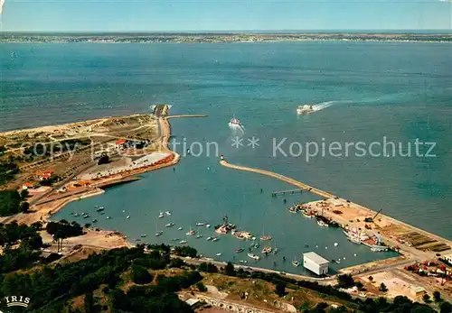 AK / Ansichtskarte Pointe_de_Grave Le port et au fond Royan vue aerienne Pointe_de_Grave