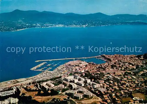 AK / Ansichtskarte Saint_Tropez_Var et au loin Sainte Maxime Cote d Azur vue aerienne Saint_Tropez_Var