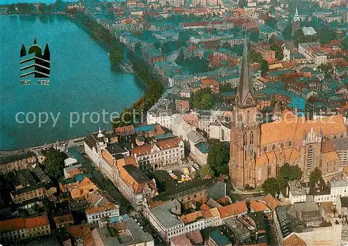 AK / Ansichtskarte Schwerin_Mecklenburg Stadtzentrum mit Kirche Fliegeraufnahme Schwerin_Mecklenburg