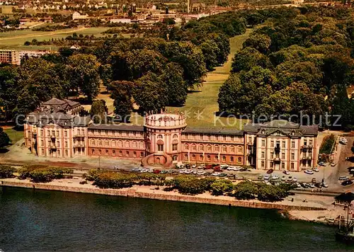 AK / Ansichtskarte Biebrich_Wiesbaden Schloss am Rheinufer mit Schlosspark Fliegeraufnahme Biebrich_Wiesbaden