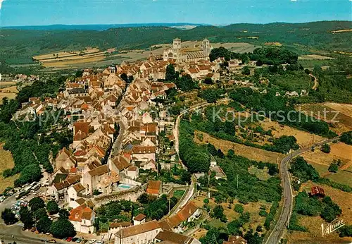 AK / Ansichtskarte Vezelay Vue aerienne de la ville et la basilique Sainte Madeleine Promenade des Fosses Vezelay