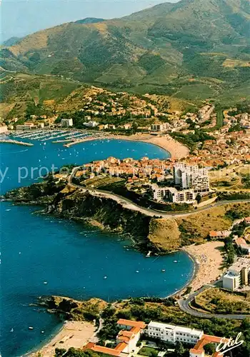 AK / Ansichtskarte Banyuls sur Mer Vue aerienne de la ville et du port domines par les Alberes Banyuls sur Mer