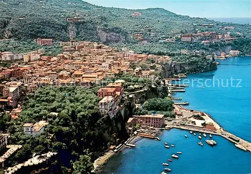 AK / Ansichtskarte Sorrento_Campania_Italia Kuestenort Fliegeraufnahme 