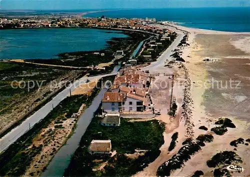 AK / Ansichtskarte Les_Saintes Maries de la Mer La plage et l etang vue aerienne Les