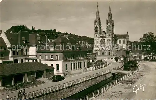 AK / Ansichtskarte Vimoutiers Le Quai du Tribunal la riviere La Vie et l Eglise Vimoutiers