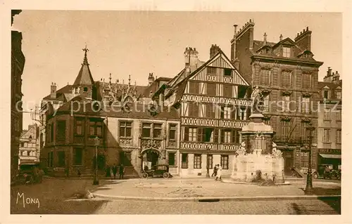 AK / Ansichtskarte Rouen Musee Place de la Pucelle Hotel de Bourgtheroulde Fontaine et Statue de Jeanne d Arc Rouen