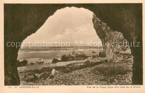 AK / Ansichtskarte Varengeville sur Mer Vue de la plage prise d un trou de la falaise Varengeville sur Mer
