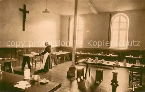 AK / Ansichtskarte Plouneventer Abbaye de Kerbeneat Pendant l`office Plouneventer
