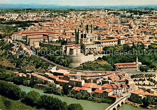 AK / Ansichtskarte Beziers Vue panoramique sur la ville et la Cathedrale St Nazaire dominant les Bas quartiers le vieux pont et l Orb Beziers