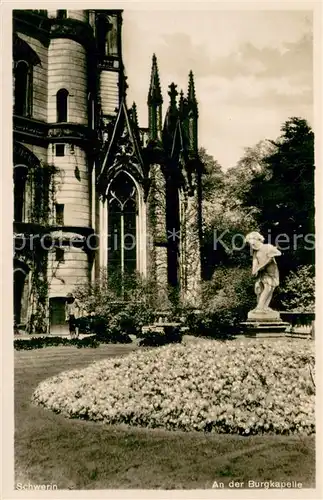 AK / Ansichtskarte Schwerin__Mecklenburg Partie an der Burgkapelle Statue 