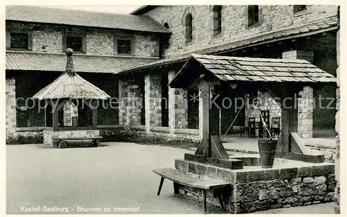 AK / Ansichtskarte Saalburg_Saale Brunnen im Innenhof Saalburg_Saale