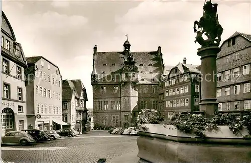 AK / Ansichtskarte Marburg_Lahn Marktplatz mit Brunnen und Rathaus Marburg_Lahn