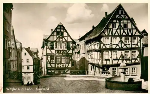 AK / Ansichtskarte Wetzlar Kornmarkt Brunnen Altstadt Fachwerkhaeuser Wetzlar