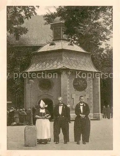 AK / Ansichtskarte Kevelaer Gnadenkapelle mit hollaendischer Trachtengruppe Kevelaer