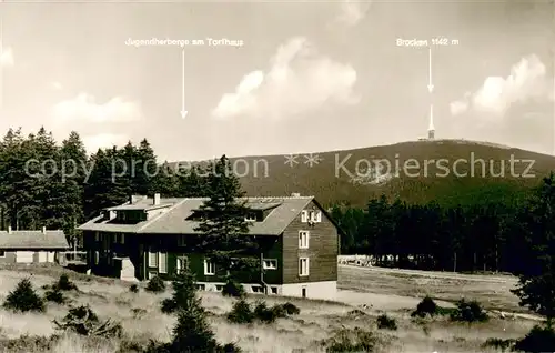 AK / Ansichtskarte Torfhaus_Harz Jugendherberge mit Blick zum Brocken Torfhaus Harz