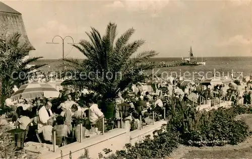 AK / Ansichtskarte Groemitz_Ostseebad Strandpartie Terrasse Groemitz_Ostseebad