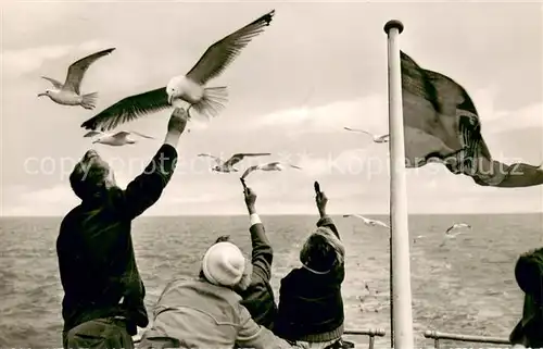 AK / Ansichtskarte Wangerooge_Nordseebad Moewenfuetterung waehrend der ueberfahrt Wangerooge_Nordseebad